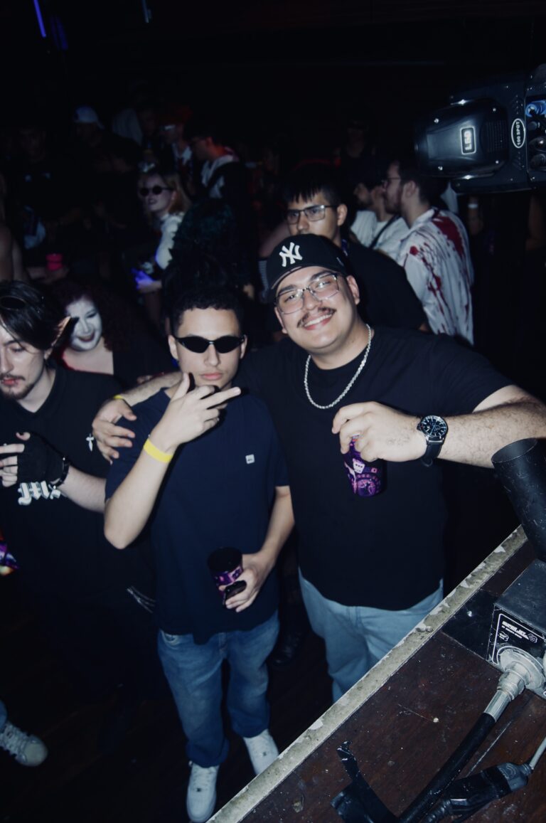 Amigos de óculos escuros perto do palco — Sad Baile Joker, Halloween em São Paulo, 17/10/2026