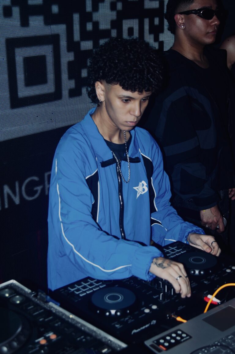 DJ de jaqueta azul diante do QR code — Sad Baile Joker, Halloween em São Paulo, 17/10/2026