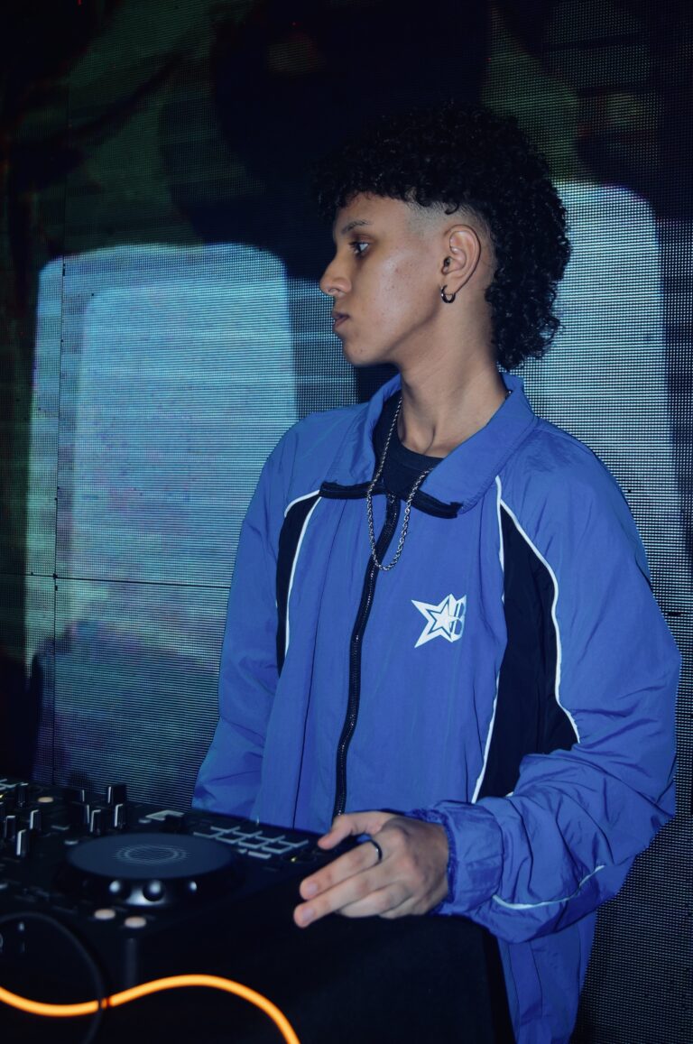 DJ de jaqueta azul de olhos fechados no set — Sad Baile Joker, Halloween em São Paulo, 17/10/2026
