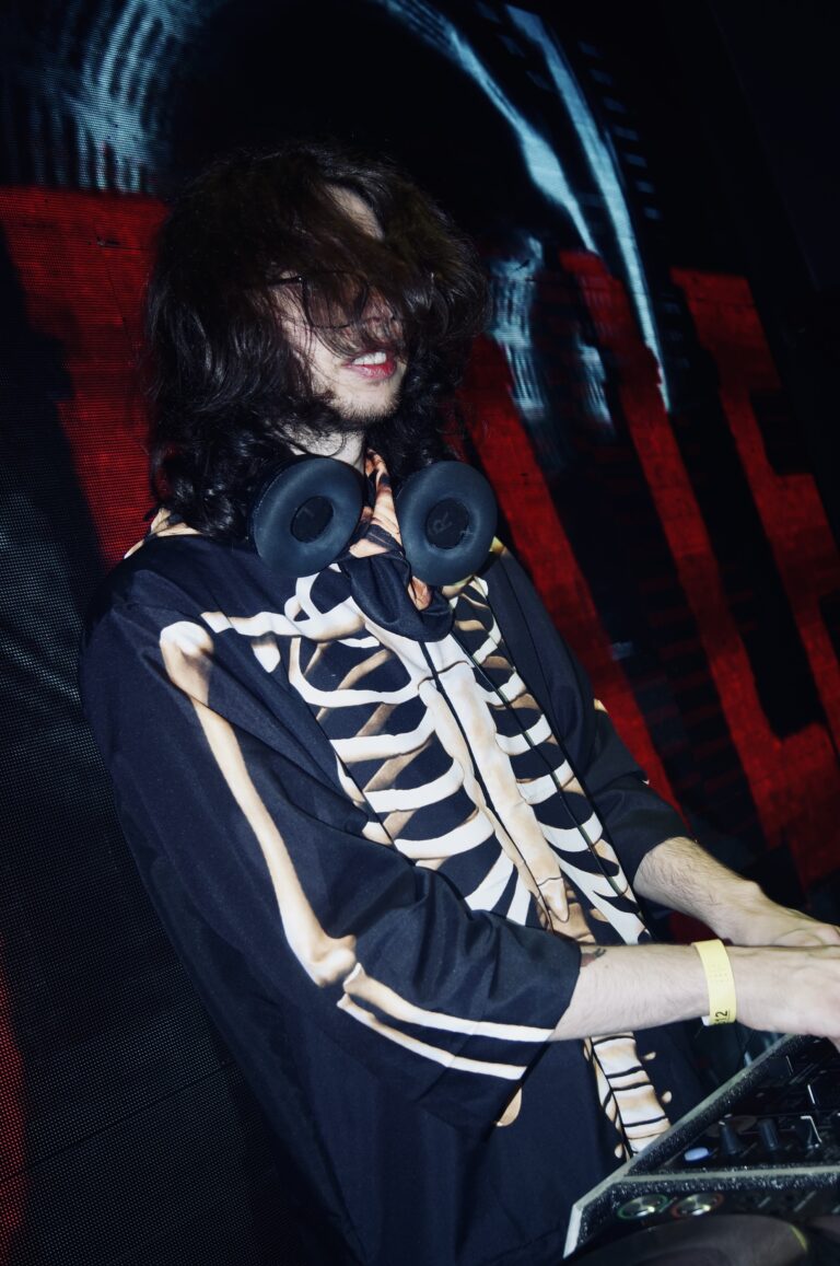 DJ de cabelo comprido balança a cabeça no set — Sad Baile Joker, Halloween em São Paulo, 17/10/2026