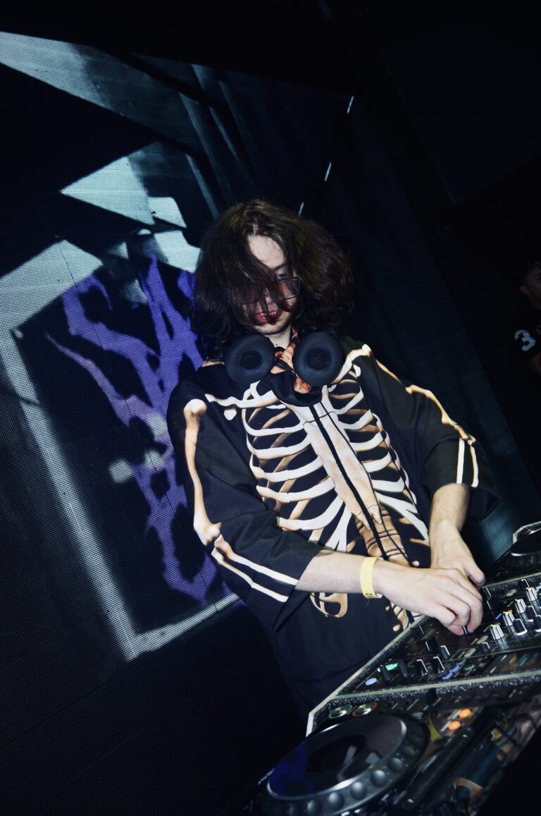 DJ de jaqueta de esqueleto diante do logo roxo — Sad Baile Joker, Halloween em São Paulo, 17/10/2026
