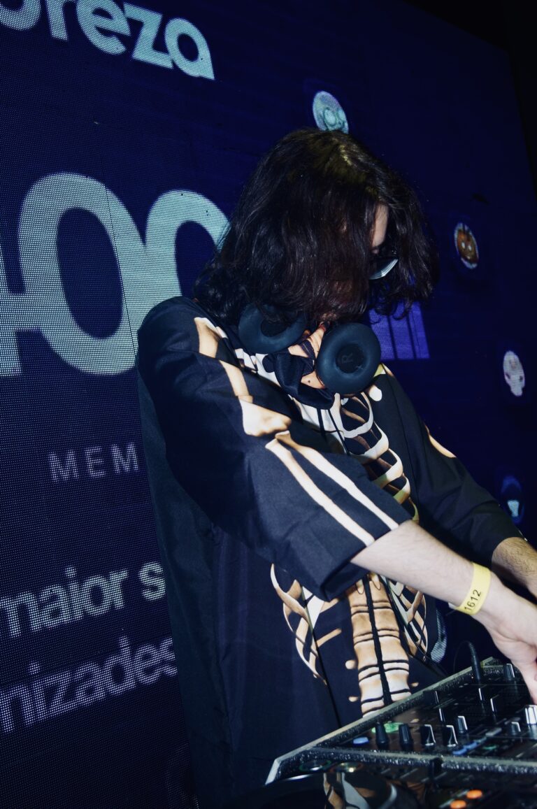 DJ de jaqueta de esqueleto diante do telão azul — Sad Baile Joker, Halloween em São Paulo, 17/10/2026