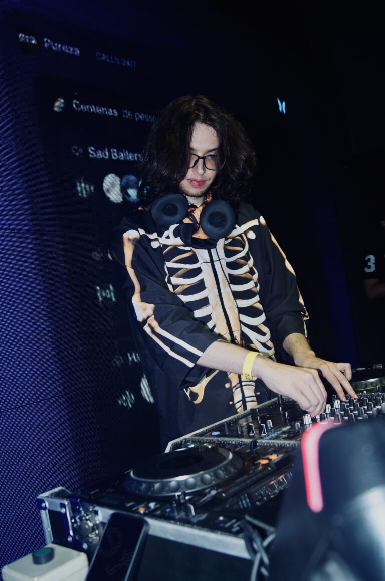 DJ de jaqueta de ossos e fones no pescoço — Sad Baile Joker, Halloween em São Paulo, 17/10/2026