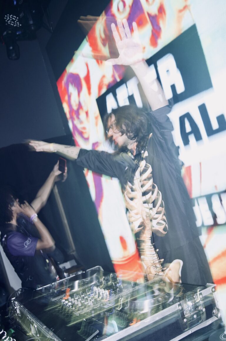 DJ de jaqueta de esqueleto aponta para a pista — Sad Baile Joker, Halloween em São Paulo, 17/10/2026