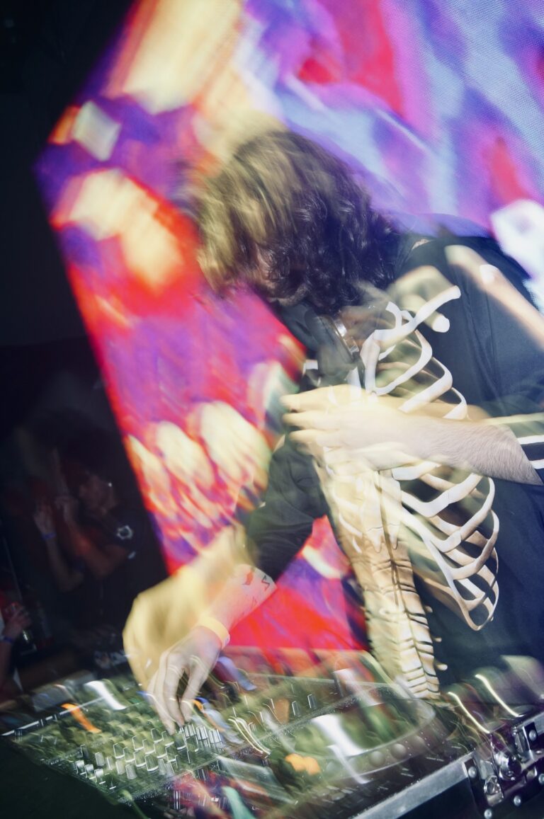 DJ de jaqueta de esqueleto em foto com efeito de movimento — Sad Baile Joker, Halloween em São Paulo, 17/10/2026