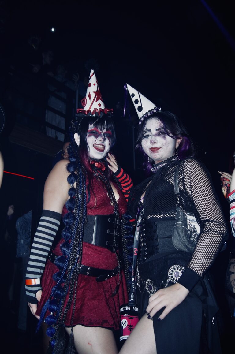 Amigas fantasiadas de palhaça com chapéu pontudo — Sad Baile Joker, Halloween em São Paulo, 17/10/2026