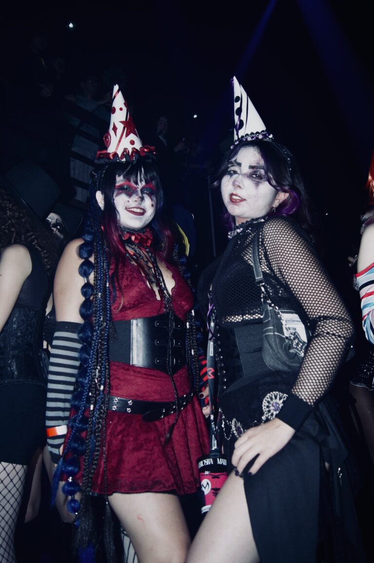 Duas palhaças góticas de corset fazem pose — Sad Baile Joker, Halloween em São Paulo, 17/10/2026