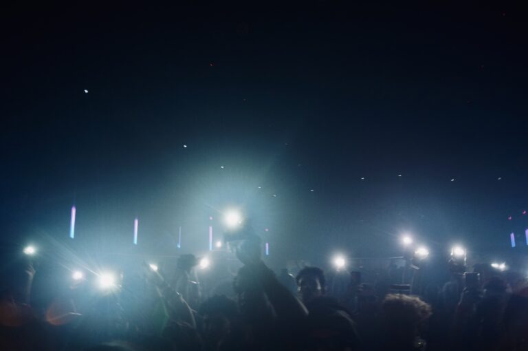 Lanternas de celular acesas na pista escura — Sad Baile Joker, Halloween em São Paulo, 17/10/2026