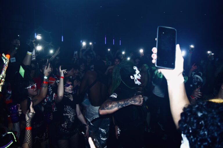 Público ergue o celular na pista lotada — Sad Baile Joker, Halloween em São Paulo, 17/10/2026