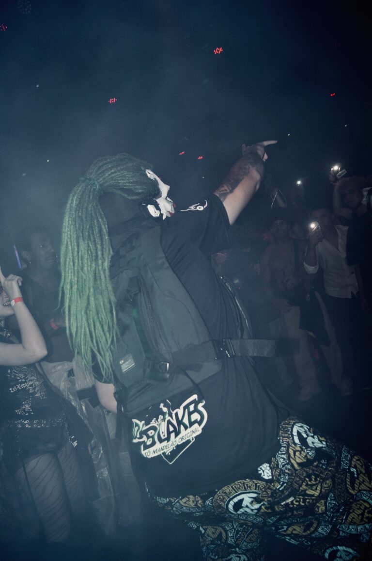 Artista de peruca verde canta diante da pista — Sad Baile Joker, Halloween em São Paulo, 17/10/2026