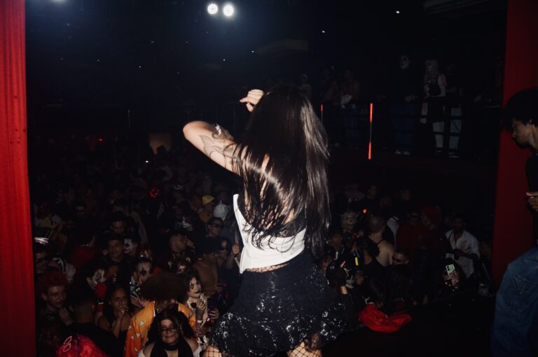 Garota dança no palco de costas para o público — Sad Baile Joker, Halloween em São Paulo, 17/10/2026