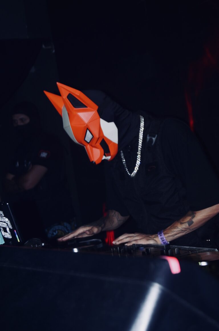 DJ com máscara de raposa toca no escuro — Sad Baile Joker, Halloween em São Paulo, 17/10/2026