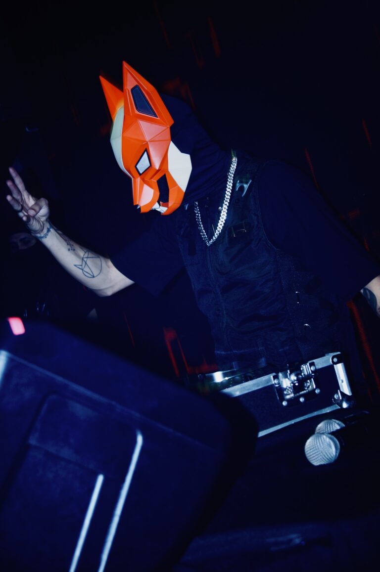 DJ de máscara de raposa acena para a pista — Sad Baile Joker, Halloween em São Paulo, 17/10/2026