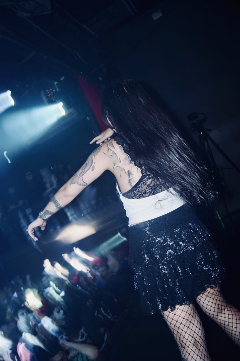 Garota de cabelo comprido dança no palco, em outro ângulo — Sad Baile Joker, Halloween em São Paulo, 17/10/2026