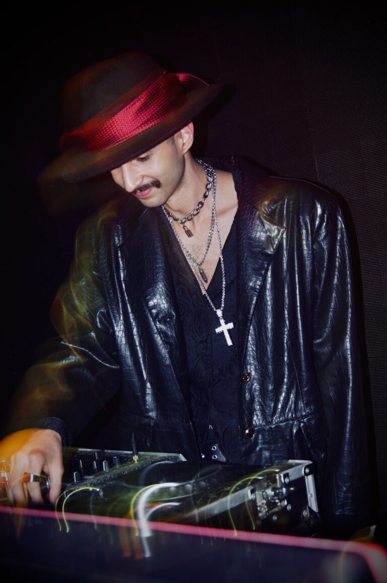 DJ de chapéu com faixa vermelha e jaqueta de couro — Sad Baile Joker, Halloween em São Paulo, 17/10/2026