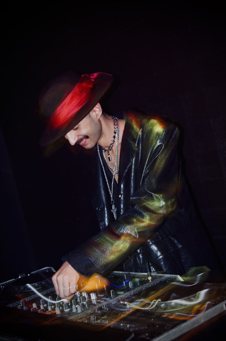 DJ de chapéu mixando com efeito de luz — Sad Baile Joker, Halloween em São Paulo, 17/10/2026