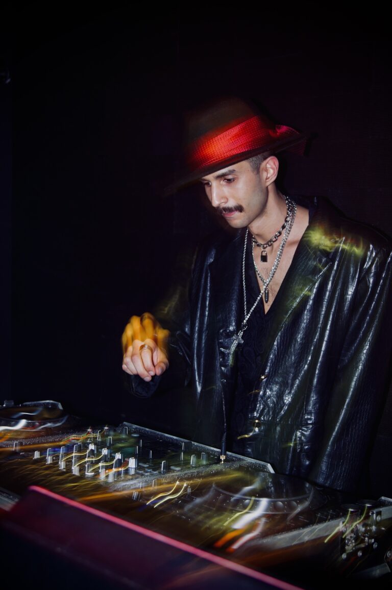 DJ de chapéu ajusta os controles — Sad Baile Joker, Halloween em São Paulo, 17/10/2026