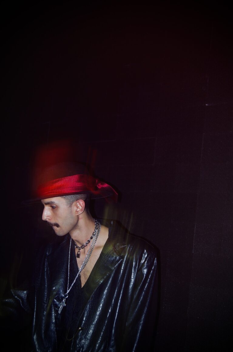 DJ de chapéu sob luz vermelha — Sad Baile Joker, Halloween em São Paulo, 17/10/2026