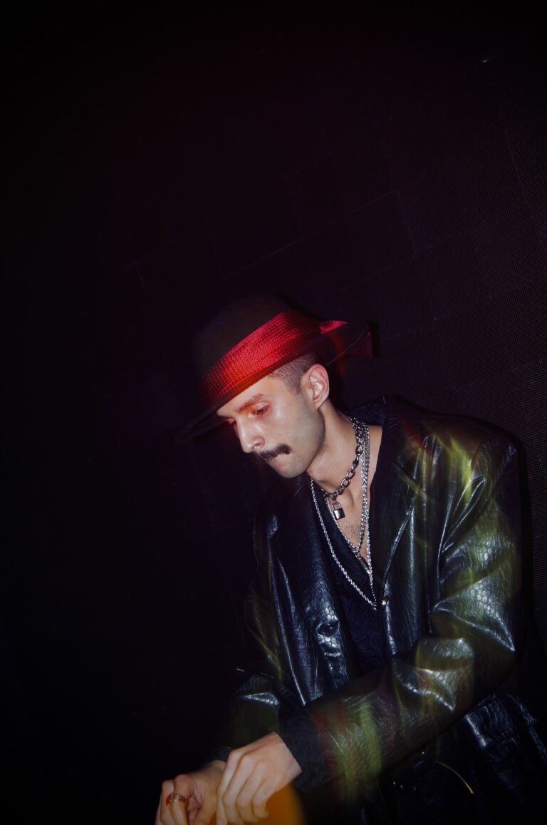 DJ de chapéu e jaqueta de couro de cabeça baixa — Sad Baile Joker, Halloween em São Paulo, 17/10/2026