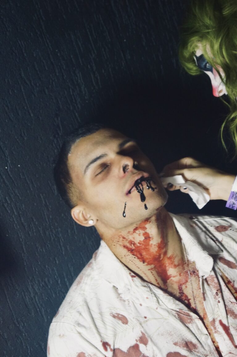 Rapaz recebe maquiagem de sangue falso no rosto — Sad Baile Joker, Halloween em São Paulo, 17/10/2026