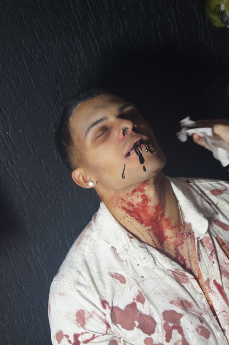 Rapaz com maquiagem de sangue e camisa manchada — Sad Baile Joker, Halloween em São Paulo, 17/10/2026