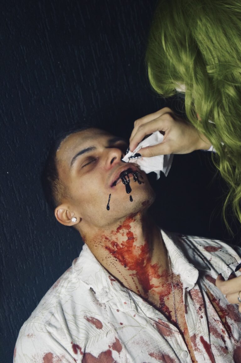 Maquiagem de ferimento sendo aplicada no rosto — Sad Baile Joker, Halloween em São Paulo, 17/10/2026
