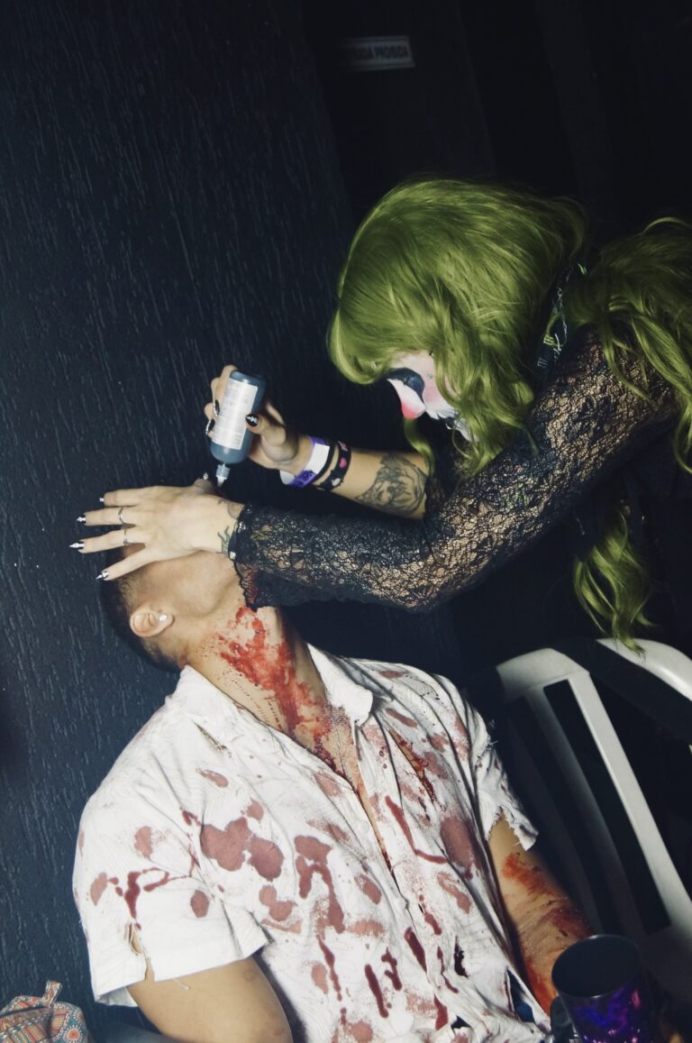 Maquiadora finaliza a maquiagem de sangue — Sad Baile Joker, Halloween em São Paulo, 17/10/2026