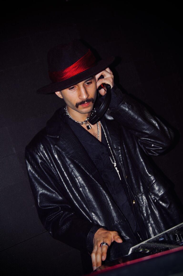 DJ de chapéu segura o fone de ouvido — Sad Baile Joker, Halloween em São Paulo, 17/10/2026