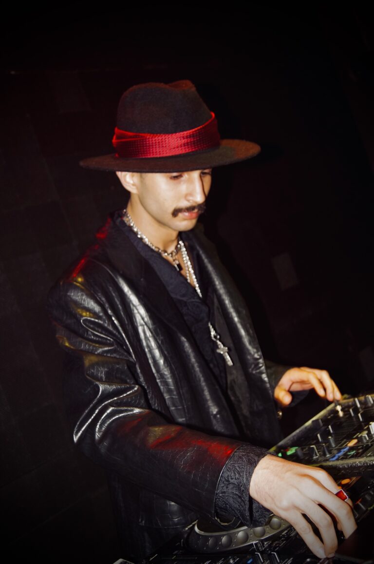DJ de chapéu e jaqueta de couro mixando — Sad Baile Joker, Halloween em São Paulo, 17/10/2026