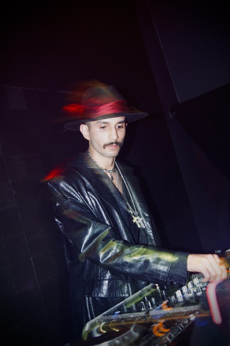 DJ de chapéu sorri na cabine — Sad Baile Joker, Halloween em São Paulo, 17/10/2026