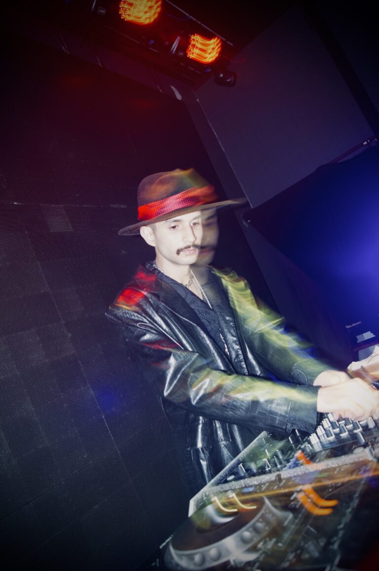 DJ de chapéu sob luz azul e vermelha — Sad Baile Joker, Halloween em São Paulo, 17/10/2026