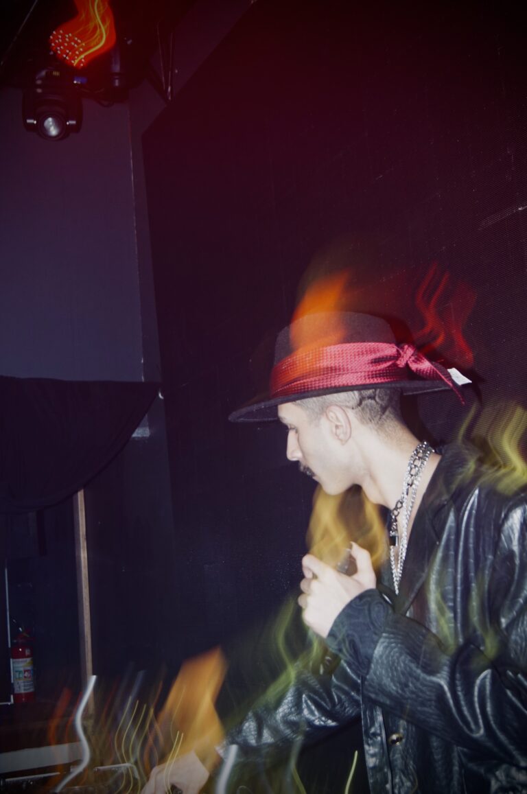 DJ de chapéu em foto com efeito de movimento — Sad Baile Joker, Halloween em São Paulo, 17/10/2026