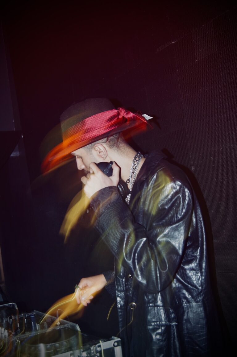 DJ de chapéu com rastro de luz vermelha — Sad Baile Joker, Halloween em São Paulo, 17/10/2026