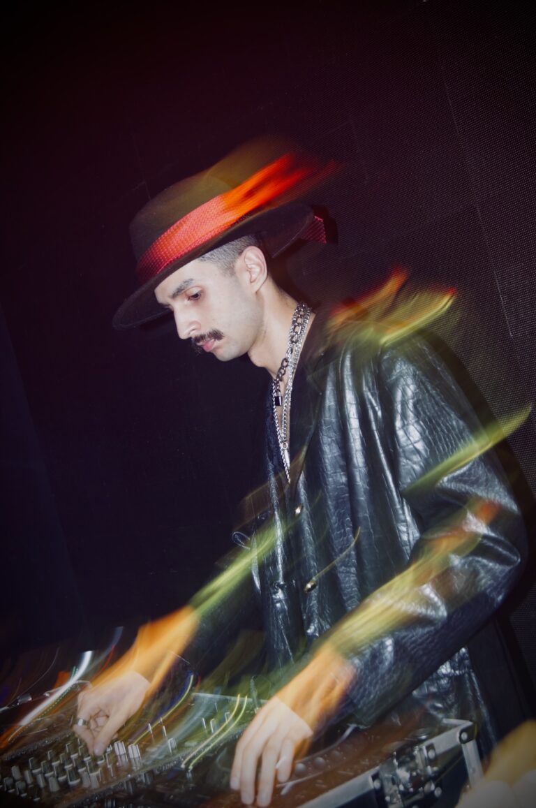 DJ de chapéu e jaqueta de couro com rastros de luz — Sad Baile Joker, Halloween em São Paulo, 17/10/2026