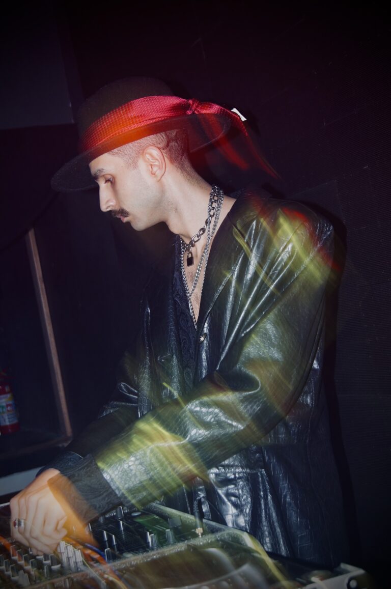 DJ de chapéu com a faixa vermelha em destaque — Sad Baile Joker, Halloween em São Paulo, 17/10/2026