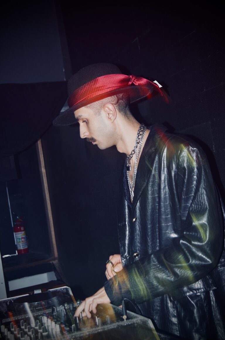 DJ de chapéu mixando com luz verde — Sad Baile Joker, Halloween em São Paulo, 17/10/2026