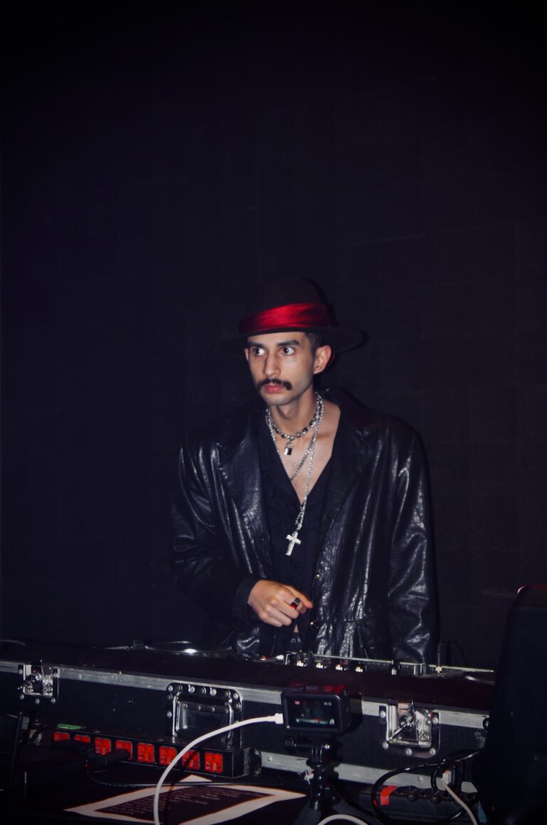DJ de chapéu de frente para a câmera na cabine — Sad Baile Joker, Halloween em São Paulo, 17/10/2026