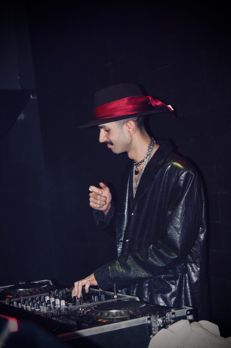 DJ de chapéu com uma mão no ar — Sad Baile Joker, Halloween em São Paulo, 17/10/2026