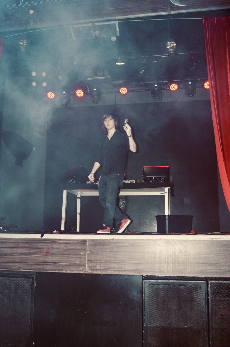 Artista no palco em meio à fumaça — Sad Baile Joker, Halloween em São Paulo, 17/10/2026