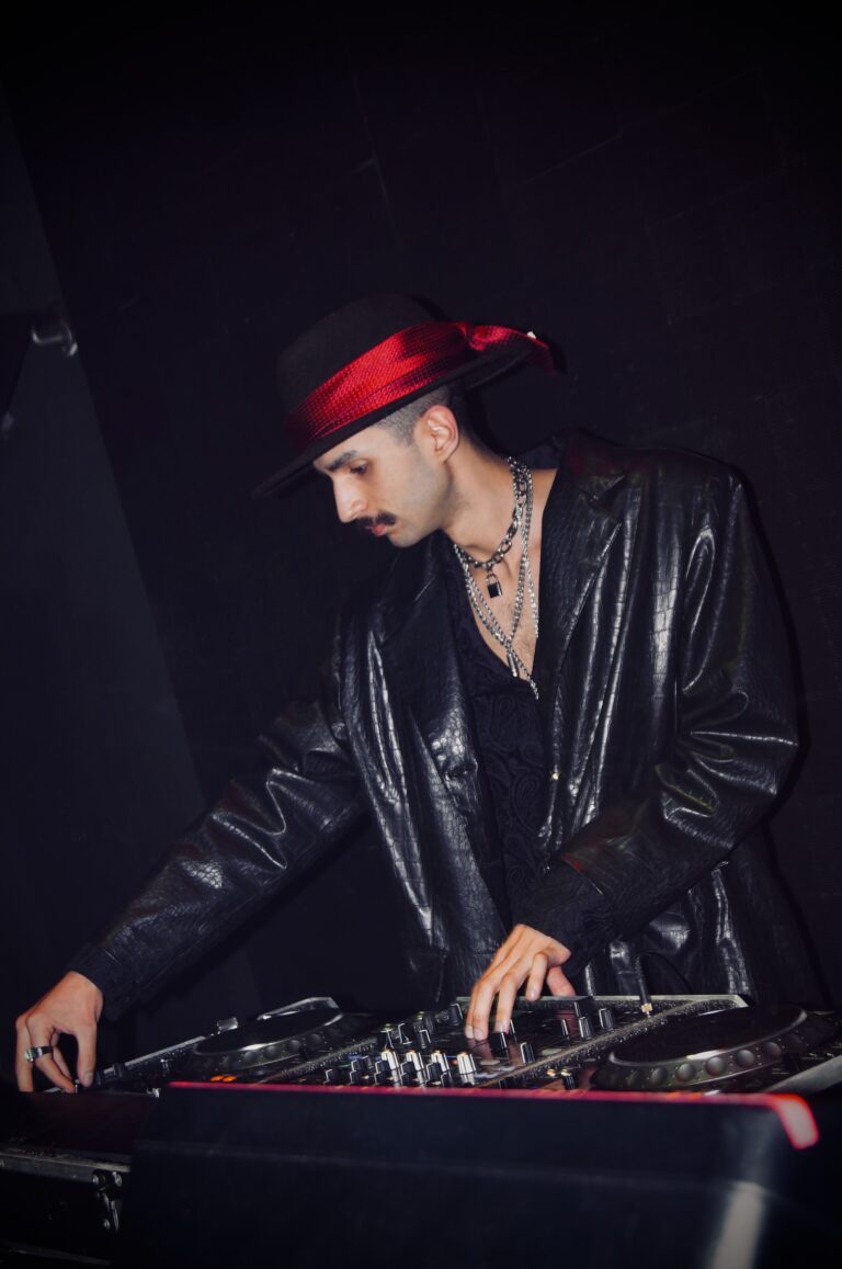 DJ de chapéu inclinado sobre a mesa — Sad Baile Joker, Halloween em São Paulo, 17/10/2026