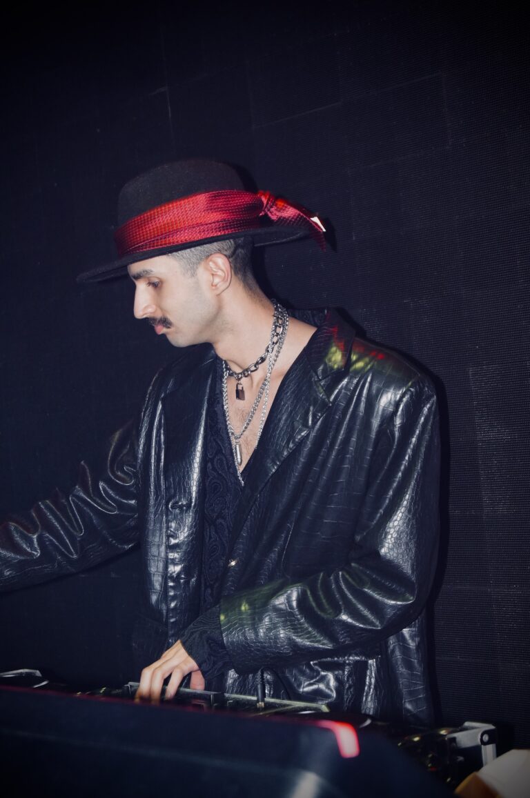 DJ de chapéu e jaqueta de couro concentrado — Sad Baile Joker, Halloween em São Paulo, 17/10/2026