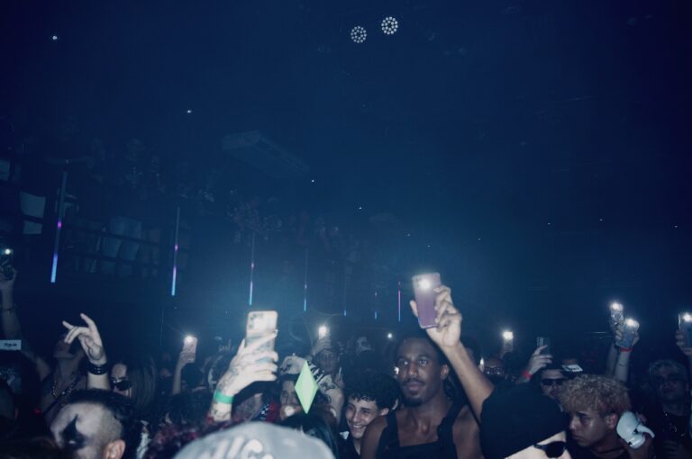 Público com celulares no ar na pista escura — Sad Baile Joker, Halloween em São Paulo, 17/10/2026