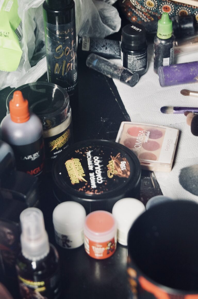 Kit de maquiagem com sangue falso na bancada — Sad Baile Joker, Halloween em São Paulo, 17/10/2026