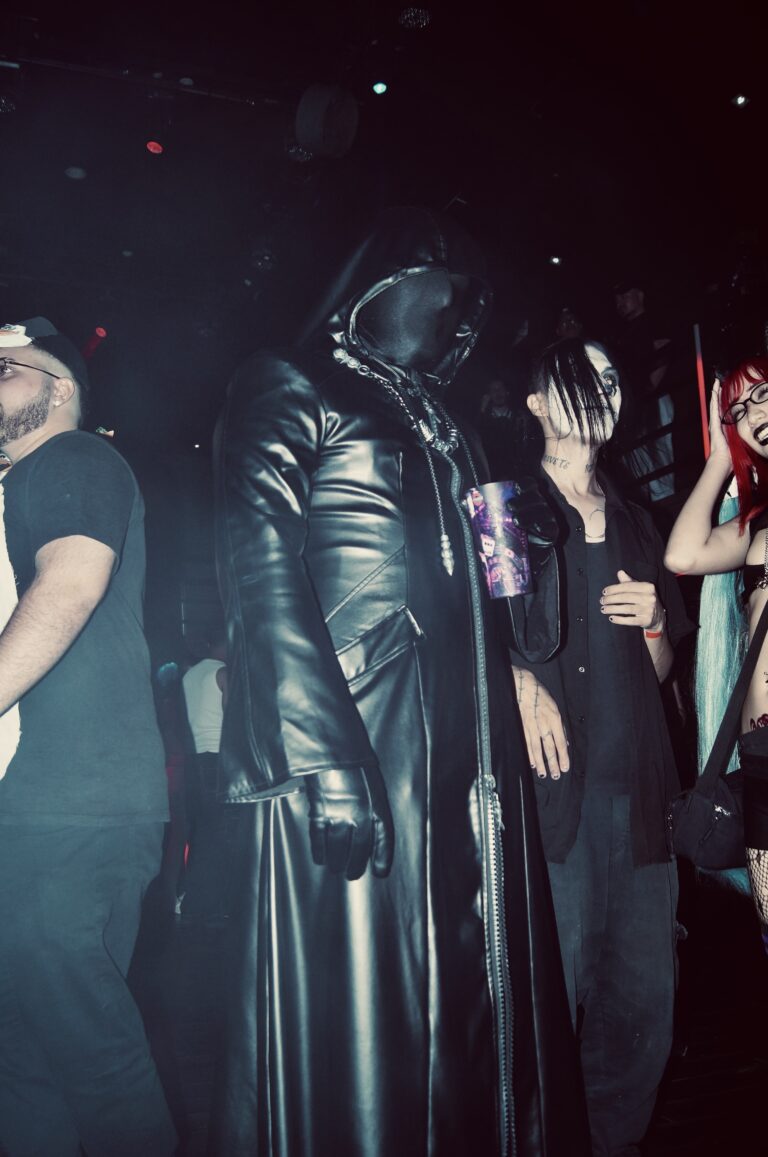 Fantasia de capa de couro preta na pista — Sad Baile Joker, Halloween em São Paulo, 17/10/2026