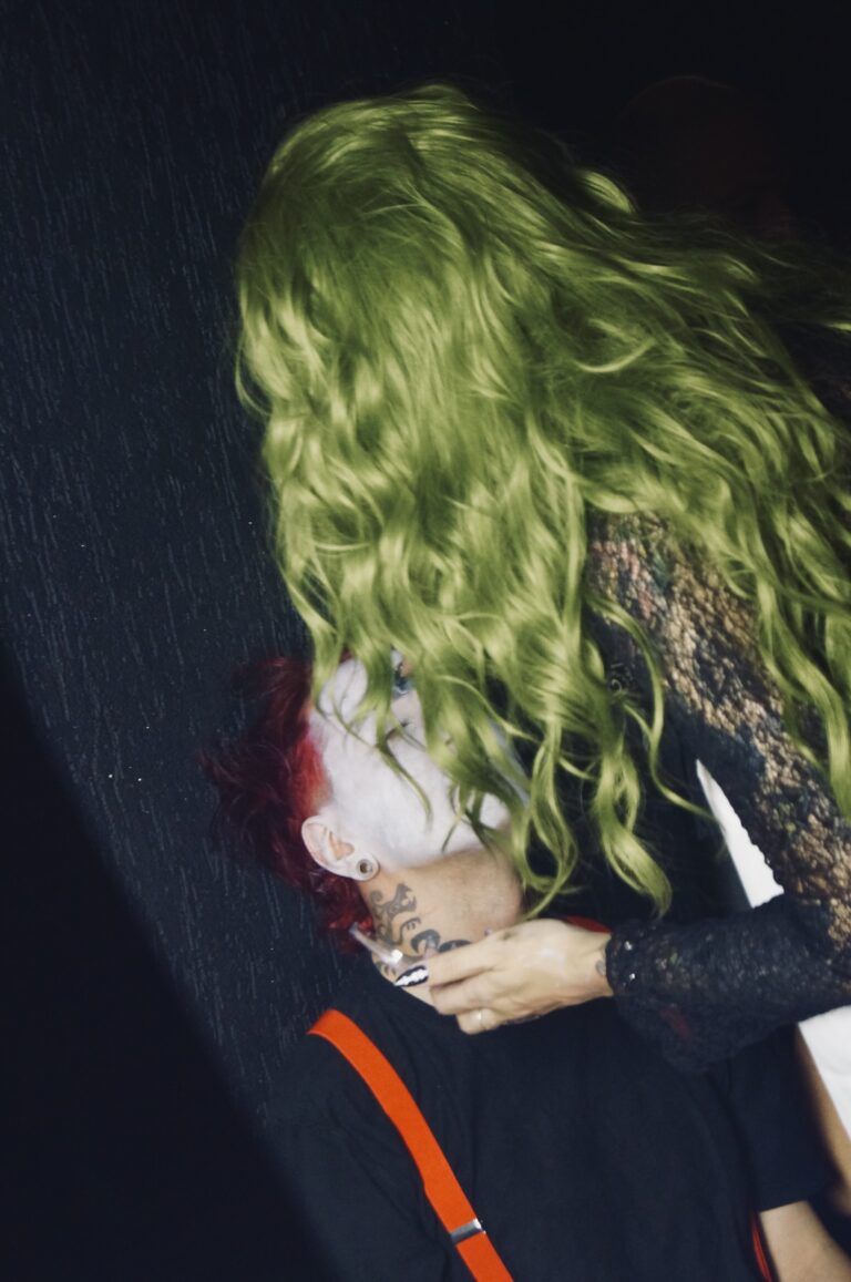 Pessoa de peruca verde vista de trás — Sad Baile Joker, Halloween em São Paulo, 17/10/2026