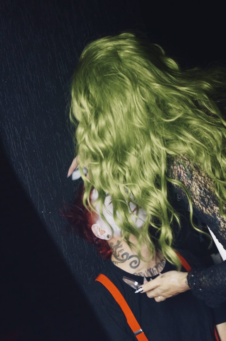 Peruca verde e mãos tatuadas — Sad Baile Joker, Halloween em São Paulo, 17/10/2026