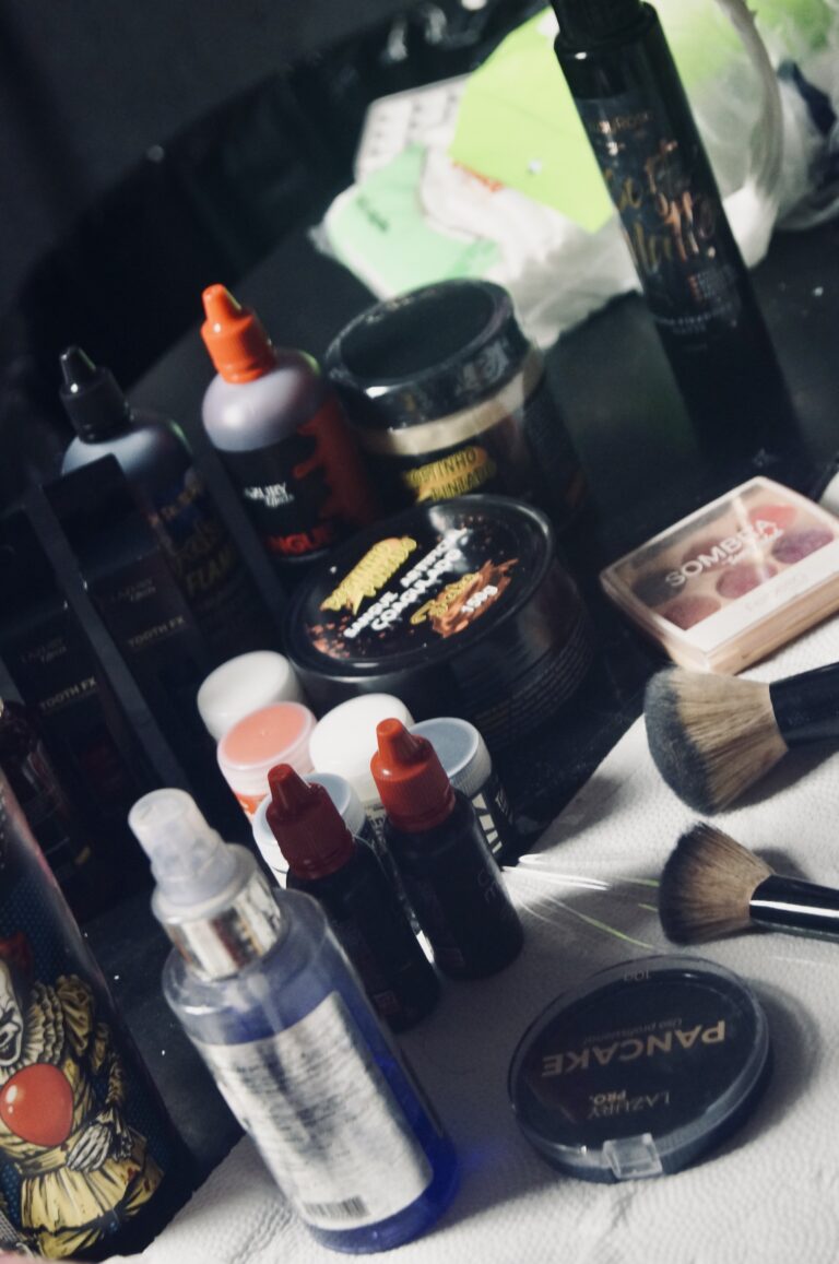 Bancada de maquiagem com tinta e sangue falso — Sad Baile Joker, Halloween em São Paulo, 17/10/2026