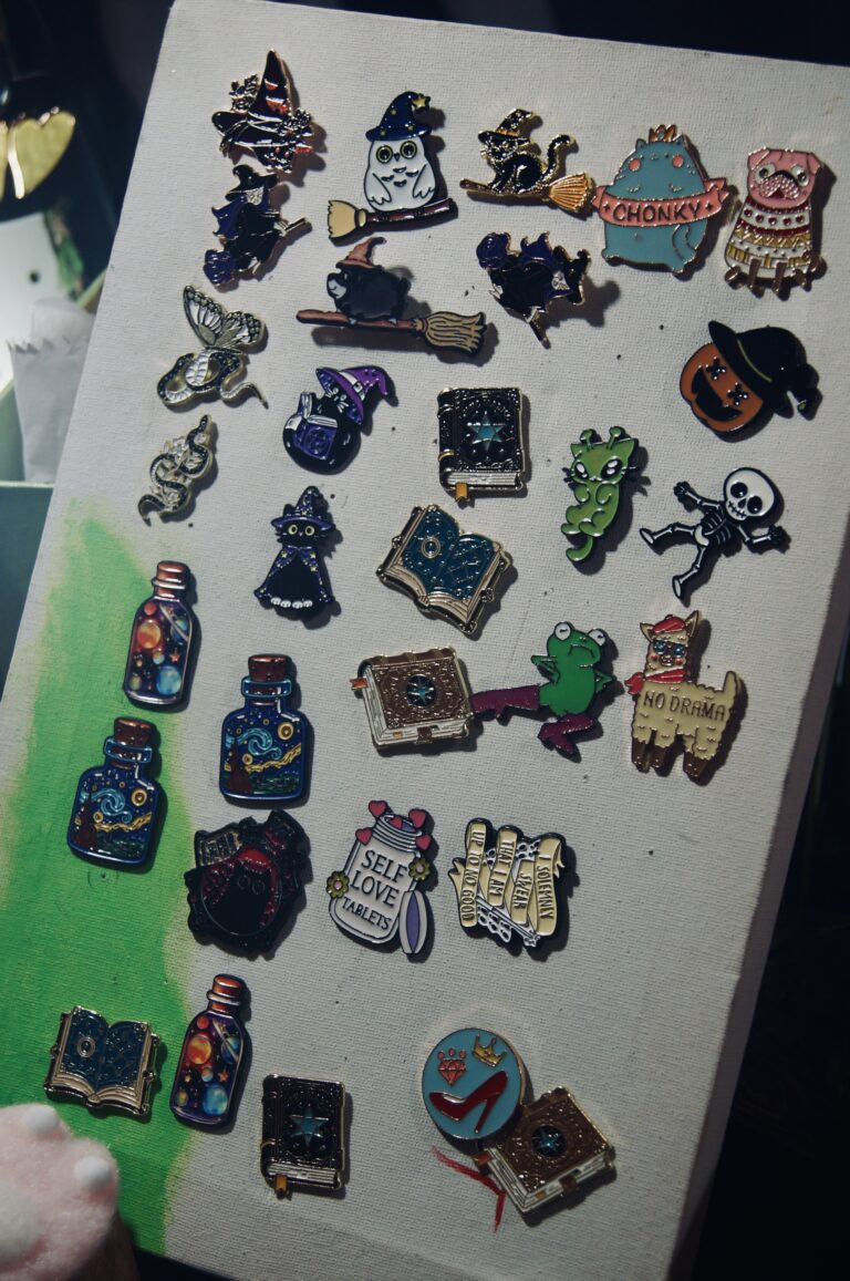 Pins e broches coloridos à venda — Sad Baile Joker, Halloween em São Paulo, 17/10/2026