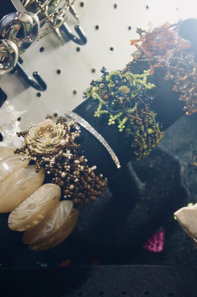Pulseiras e flores secas expostas — Sad Baile Joker, Halloween em São Paulo, 17/10/2026
