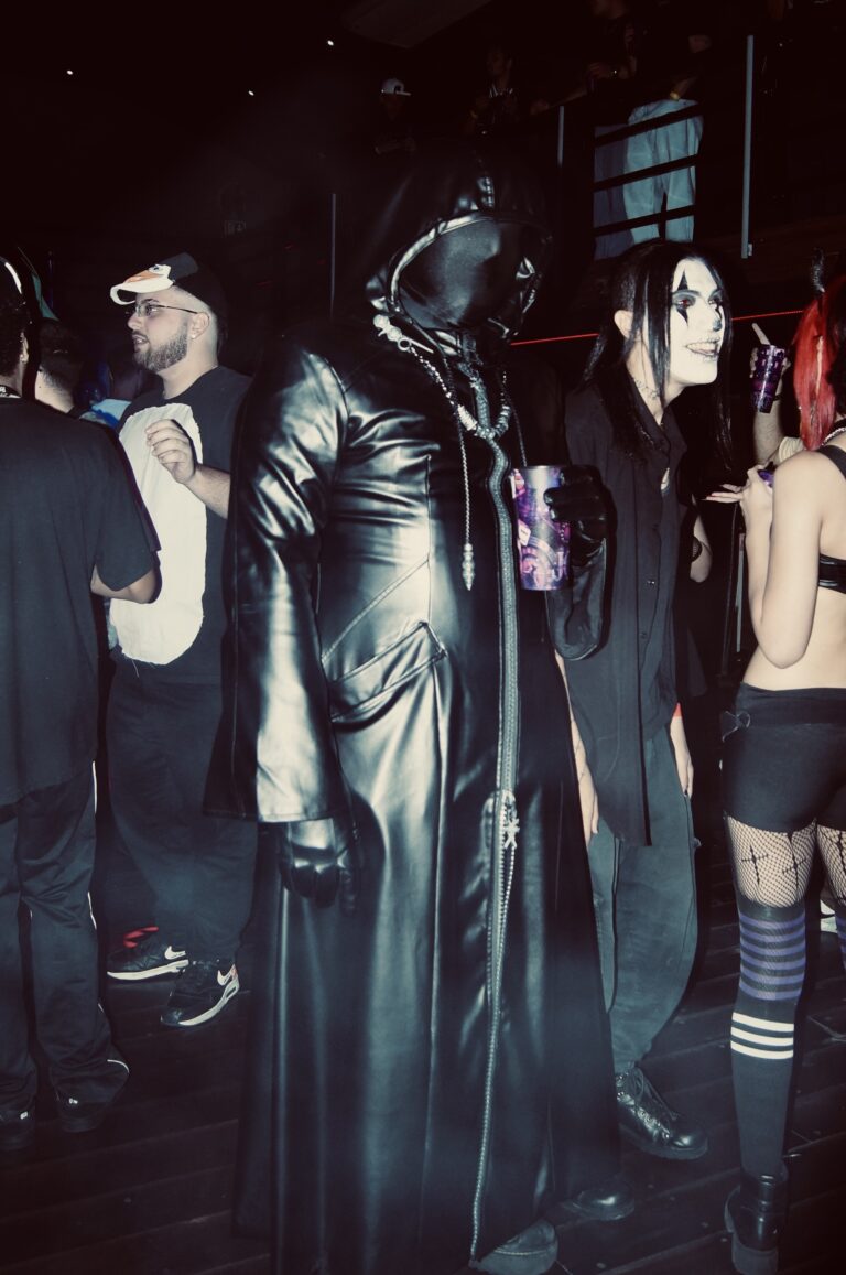Fantasia de capa preta e amigos na pista — Sad Baile Joker, Halloween em São Paulo, 17/10/2026